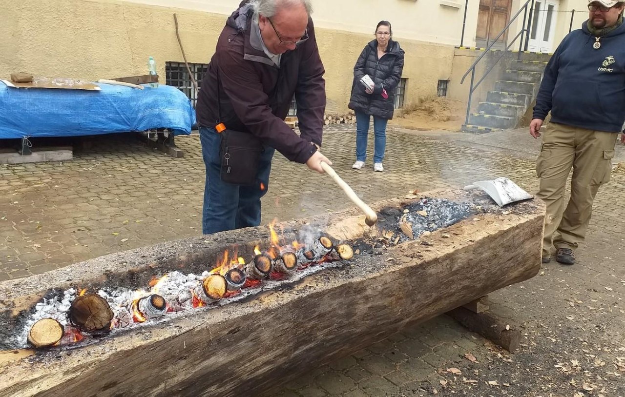 Výroba pravěkého člunu